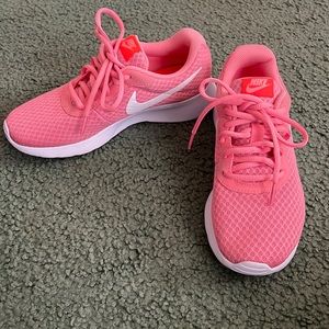 NIKE Tanjun sneakers women’s size 6.5